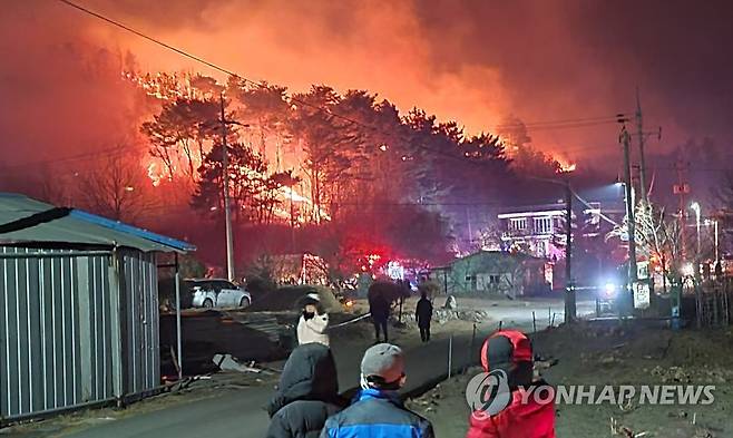 점차 번지는 불길 (양양=연합뉴스) 이종건 기자 = 19일 강원 양양군 양양읍 사천리의 야산에서 화재가 발생해 점차 번지고 있다. 2021.2.19 momo@yna.co.kr