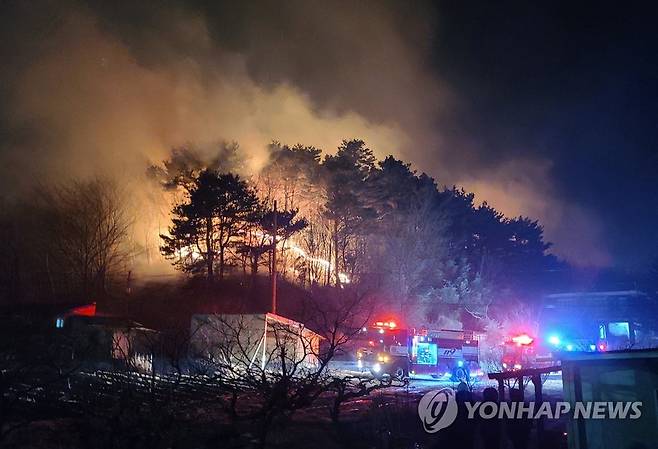 양양 사천리 야산서 불 (양양=연합뉴스) 이종건 기자 = 19일 강원 양양군 양양읍 사천리의 야산에서 화재가 발생해 점차 번지고 있다. 2021.2.19 momo@yna.co.kr