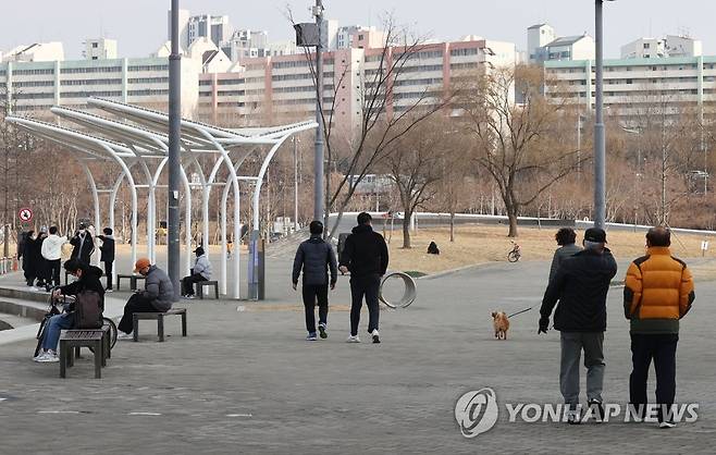 포근한 날씨로 붐비는 한강공원 (서울=연합뉴스) 한종찬 기자 = 추위가 한풀 꺾이고 포근한 날씨를 보인 19일 오후 서울 반포한강공원에서 시민들이 산책하고 있다. 2021.2.19 saba@yna.co.kr