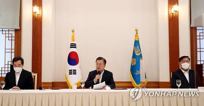 인사말 하는 문 대통령 (서울=연합뉴스) 최재구 기자 = 문재인 대통령이 19일 오전 청와대 본관에서 열린 더불어민주당 지도부 초청 간담회에서 인사말을 하고 있다. 2021.2.19 jjaeck9@yna.co.kr