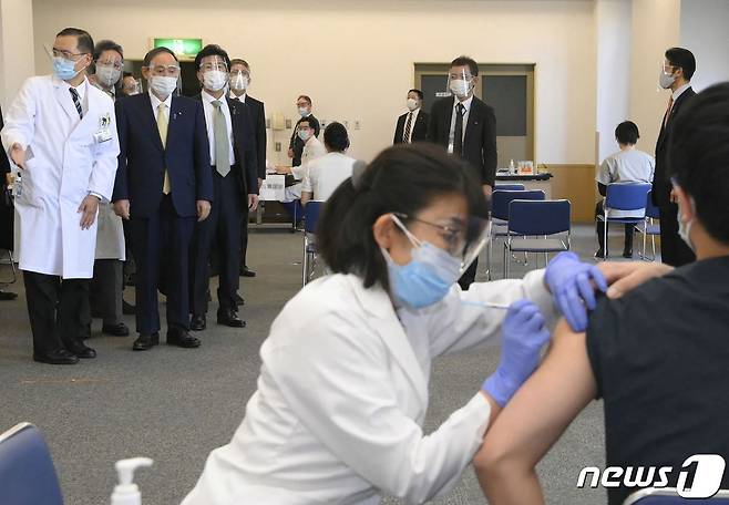 스가 요시히데 일본 총리가 2021년 2월 18일 국영 도쿄 메디컬 센터에서 코로나19 화이자 백신 접종 모습을 지켜보고 있다, © AFP=뉴스1 © News1 우동명 기자