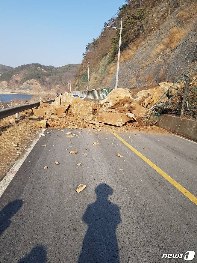 20일 충북 영동군 양산면 원당리 왕복 2차선 지방도에 낙석 100여t이 쏟아졌다.(충북소방본부 제공).2021.2.20/© 뉴스1