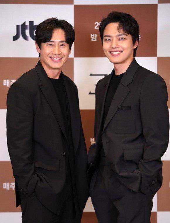 19일 JTBC 금토드라마 '괴물'이 첫 방송 됐다. 지난 18일 제작발표회에 참석한 배우 신하균(왼쪽), 여진구. /JTBC 제공