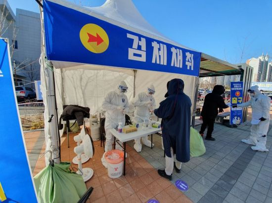 부산 기장군 정관보건지소 임시 선별검사소에서 검사가 진행되고 있다.