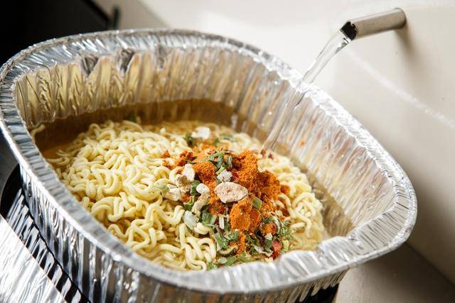 라면은 냄비에 끓이는 법 외에도 다양한 조리법이 있다. 게티이미지뱅크