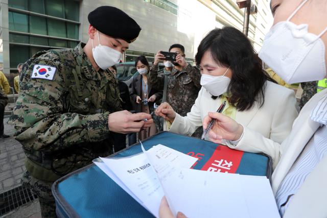 신종 코로나바이러스 감염증(코로나19) 백신 유통 제2차 범정부 통합 모의훈련이 열린 지난 19일 서울 관악구보건소에서 관계자들이 아스트라제네카 백신을 확인하고 있다. 뉴스1
