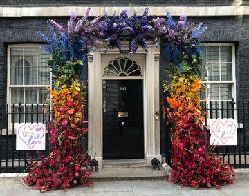 2019년 6월 영국 런던 성소수자 축제 당시 다우닝 10번가 총리관저 문 앞을 무지개색 꽃이 장식하고 있다. 영국 총리실 트위터
