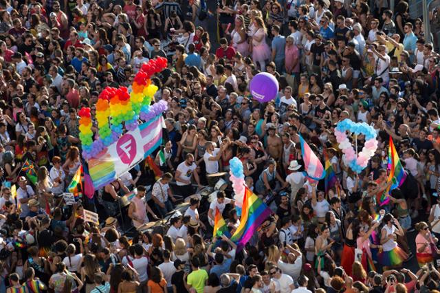 2019년 스페인 마드리드에서 열린 성소수자 행사 '마드리드 오르굴로' 참석자들의 행진 모습. EPA 연합뉴스