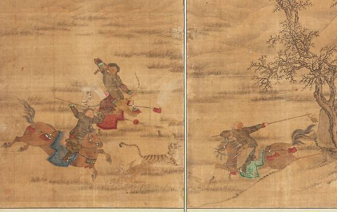 A Joseon-era folding screen‘s seventh and eighth panels show a hunter aiming at a tiger and deer with a bow while others hunt with spears and an iron weapon. (CHA)