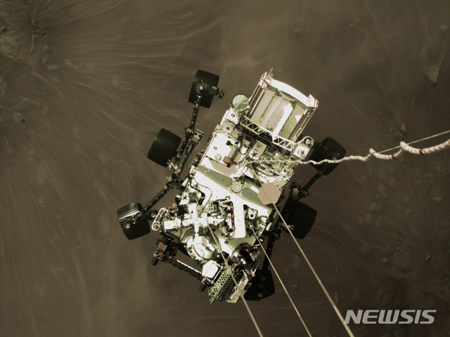 [화성=AP/뉴시스]미국 항공우주국(NASA)는 19일(현지시간) 탐사 로버 '퍼서비어런스'(Perseverance)가 화성에 착륙하는 사진을 공개했다. AP통신에 따르면 퍼서비어런스는 전날 오후 3시55분 화성에 착륙했다. 사진은 하강하는 퍼서비어런스로 나사가 제공했다. 2021.02.20