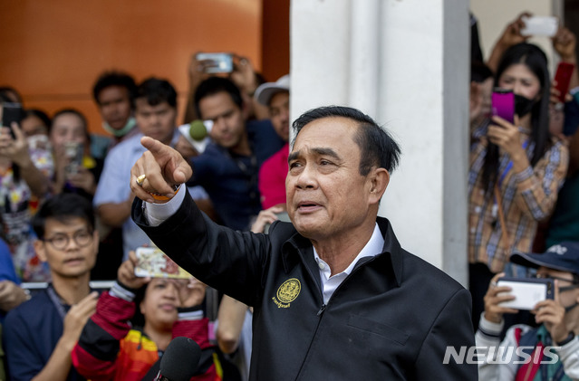 [나콘랏차시마=AP/뉴시스]지난해 2월9일 쁘라윳 짠오차 태국 총리가 총기난사 사건으로 부상을 입은 사람들이 입원해 있는 나콘랏차시마 병원 방문했다. 2021.02.20