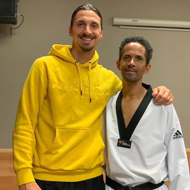 ▲ 즐라탄 이브라히모비치는 어린 시절에 태권도를 경험했다. 여전히 태권도로 관리하는 것으로 알려졌다. 사진은 2019년 태권도 유럽 챔피언과 한 장 ⓒ즐라탄 이브라히모비치 트위터