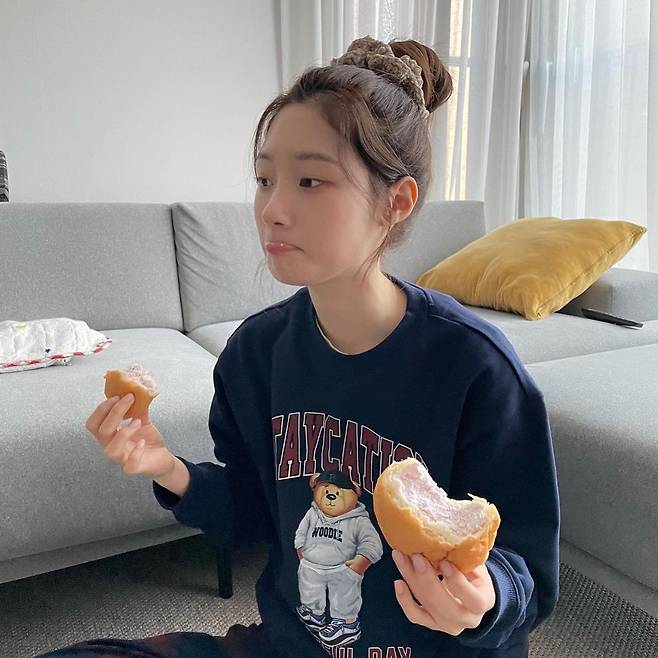 Jung Chae-yeon, a former DIA, reported on his recent situation.On the 20th, Jung Chae-yeon posted several photos on his Instagram with the article Strawberry Cream Bread.In the photo, Jung Chae-yeon is dressed in comfortable clothes and eating strawberry cream bread; with a pretty face, he raised his head and emanated a youthful charm.Jung Chae-yeon, who had been eating strawberry cream bread with cream on his lips, laughed happily and said, That cream bread is delicious as soon as I wake up.Its also a strawberry, he said.Io Ai colleague Im Na Young left Comment in the appearance of Jung Chae-yeon, I still love strawberries.Fans cheered with Comment such as It is so beautiful and cute, I eat a lot of delicious things and Face One Tower.Meanwhile, Jung Chae-yeon appeared on Netflix original First Love is the First.
