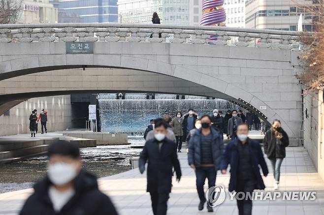 따뜻한 햇살 아래 산책 즐기는 시민들 [연합뉴스 자료사진]