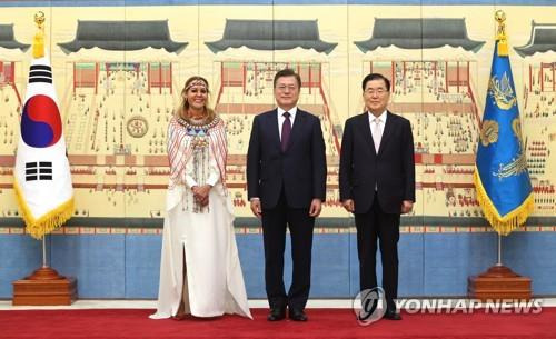 케냐 의회, 주한 자국 대사에 미국 국적 포기 요구 지난 17일(한국시간) 므웬데 므윈지 주한 케냐대사(사진 왼쪽)가 청와대에서 문재인 대통령에게 신임장을 제출하고 기념촬영을 하고 있다.