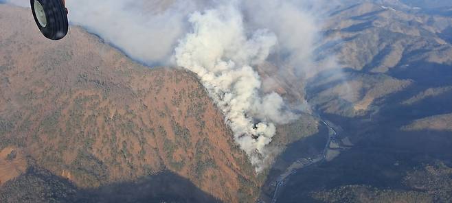 정선서 산불…헬기 10대 투입 진화 중 (정선=연합뉴스) 20일 오후 4시께 강원 정선군 여량면 구절리 야산에서 불이나 헬기 10대가 투입돼 진화작업을 벌이고 있다. 사진은 현장 모습. 2021.2.20 [강릉산림항공관리소 제공·재판매 및 DB 금지]