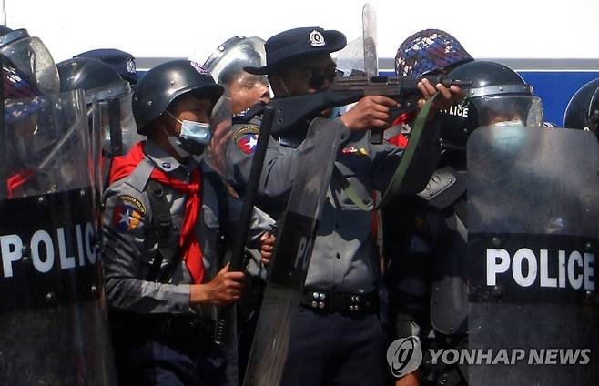쿠데타 규탄 시위대에 총 겨누는 미얀마 경찰 [네피도 로이터=연합뉴스 자료 사진. 재판매 및 DB 금지]