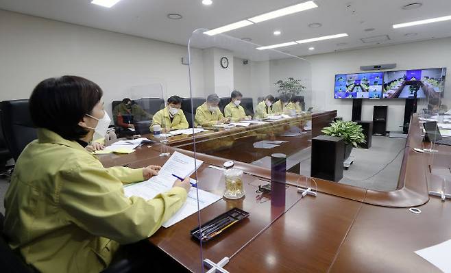 유은혜 사회부총리 겸 교육부 장관(왼쪽)이 18일 정부세종청사에서 신학기 개학 준비 상황 점검을 위한 ‘제5차 전국 시도부교육감 화상 회의’를 주재하고 있다. (사진=교육부)