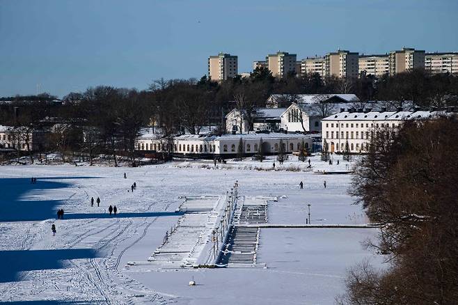 People walk on the waters of Stockholm on February 15, 2021 in the capital of Sweden. (사진=AFP)