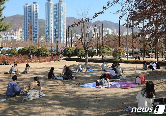 부산지역 사회적 거리두기 1.5단계 완화와 직계가족 5인 이상 모임 허용 이후 첫 주말인 21일 오후 부산 부산진구 부산시민공원을 찾은 시민들이 휴식을 취하고 있다.2021.2.21/ © News1 박세진 기자