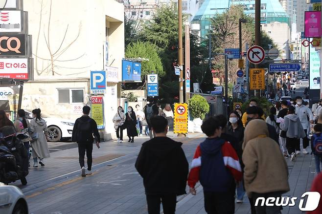 21일 오후 부산 부산진구 서면 일대에 젊은 층의 발길이 이어지고 있다.2021.2.21.© 뉴스1 박세진 기자