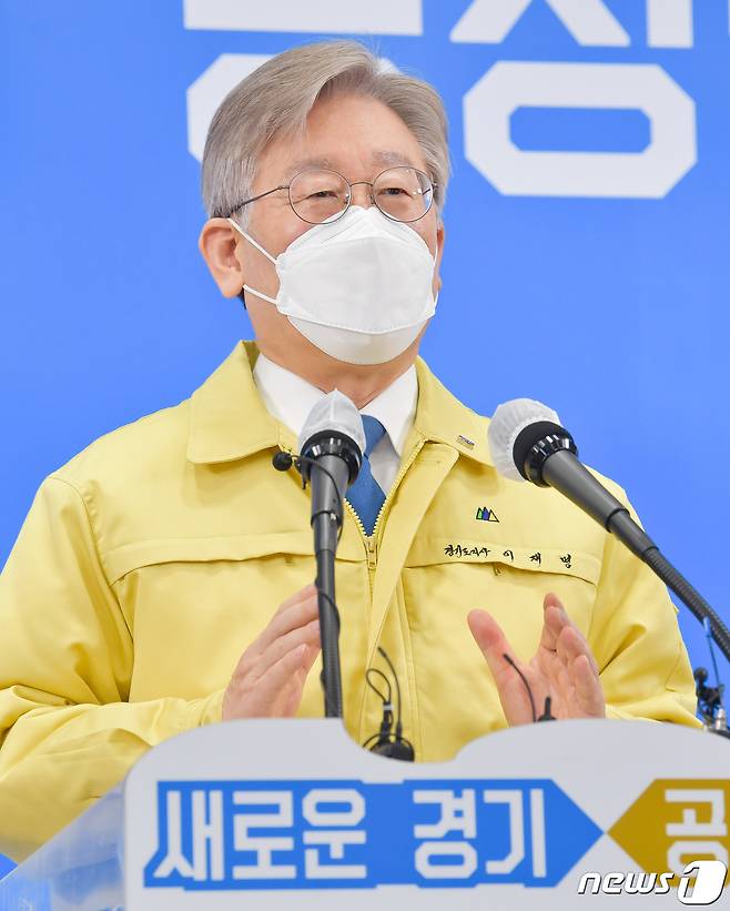 이재명 경기도지사는 국민의 힘 김세연의원이 자신의 기본소득을 용돈소득'으로 깍아내린 것에 대해 "기본소득은 저 멀리 있는 신기루나 실현불가능한 공수표가 아니다"고 맞받아쳤다./뉴스1