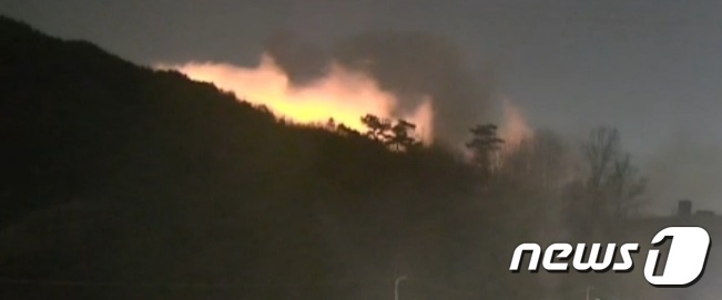 (논산=뉴스1) 김종서 기자 = 21일 오후 7시23분께 충남 논산시 벌곡면 인근 야산에서 불이 나 산림당국이 진화에 나섰다. © 뉴스1