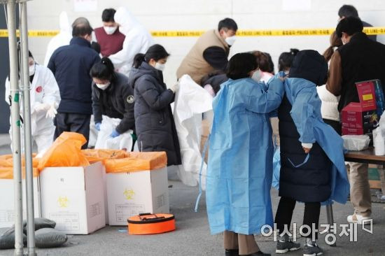 17일 코로나19 집단감염이 발생한 경기 남양주시 진관산업단지 내 한 업체 앞에서 의료진이 방역복을 입고 있다. 방역당국에 따르면 진관산단 내 한 업체에서 근무하는 근로자 중 1명의 확진자가 나와 해당업체 200여명을 대상으로 전수검사를 한 결과 현재까지 114명이 확진 판정을 받았다. 진관산단에는 현재 59개 사업장이 입주해 1200여명의 근로자가 상주하는 것으로 알려졌다. /문호남 기자 munonam@