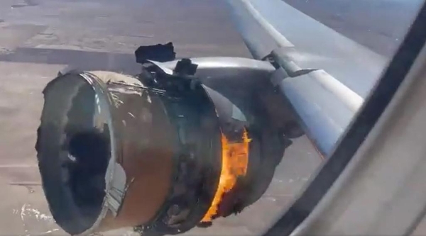 미국 유나이티드 항공 보잉 777-200 여객기 엔진이 화염에 휩싸여 있다. /트위터 캡처