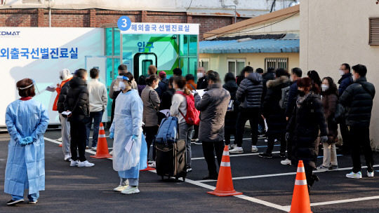 국내 코로나19 신규 확진자 수가 416명을 기록한 21일 오전 서울 중구 국립중앙의료원에 마련된 코로나19 해외출국 선별진료실에서 시민들이 검사를 위해 대기하고 있다. 연합뉴스