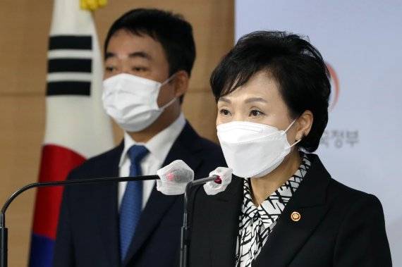 김현미 전 국토교통부 장관이 지난해 서울 종로구 정부서울청사 합동브리핑실에서 서민·중산층 주거안정 지원방안 발표를 하고 있다. 사진=박범준 기자