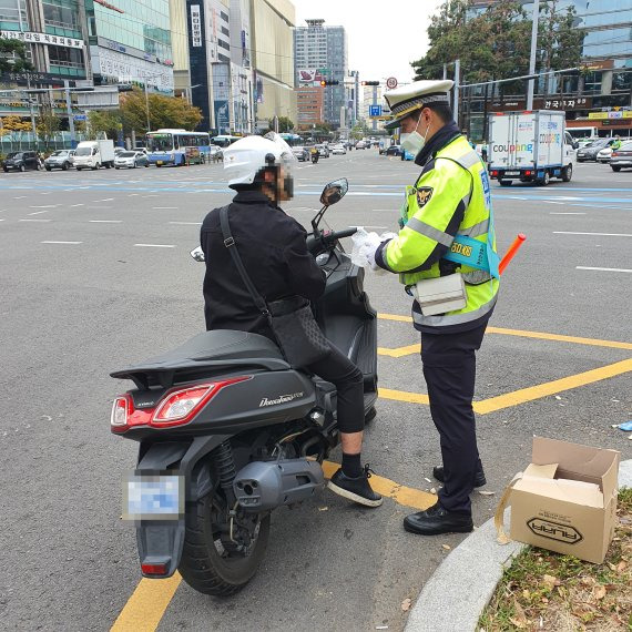 부산 경찰이 이륜차 무질서 행위를 막기 위해 교통법규를 위반한 운전자를 단속하고 있다. 부산경찰청 제공