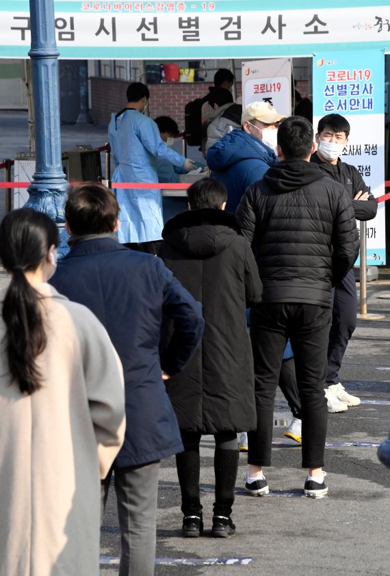 21일 서울 한강대로 서울역 광장에 마련된 코로나19 임시선별검사소에서 시민들이 검사를 기다리고 있다. 사진=박범준 기자