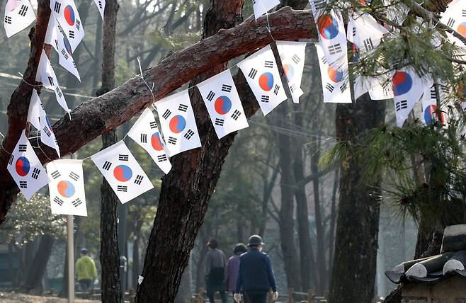 삼일절을 일주일여 앞둔 21일 오후 김구 선생을 비롯한 애국선열들의 묘역이 있는 서울 용산구 효창공원 들머리에 태극기가 나부끼고 있다. 김봉규 선임기자