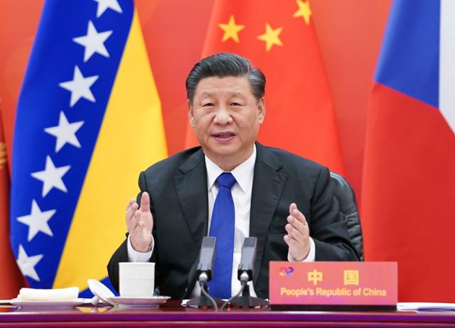시진핑 중국 국가 주석이 9일 중·동유럽(CEEC) 17개 국가와 중국의 경제협력 추진 기구인 '17＋1' 정상회의에서 모두발언을 하고 있다. 베이징=신화 뉴시스