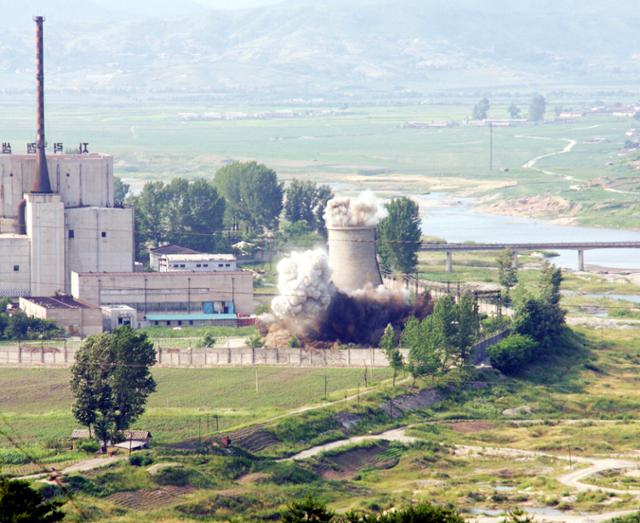2008년 6월 27일 북한이 비핵화 의지를 과시하기 위해 영변 원자로의 냉각탑을 폭파하는 장면. 연합뉴스 자료사진