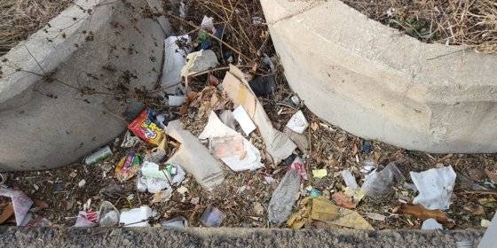 쓰레기가 방치된 경기 지역 도로변 현장 모습. 경기도