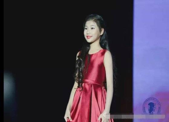 2019년 1월 마오쩌둥의 유일한 증손녀 마오톈이(13)가 베이징 하이잉척추건강기금자선행사에서 피아노 연주를 했다. [웨이보]