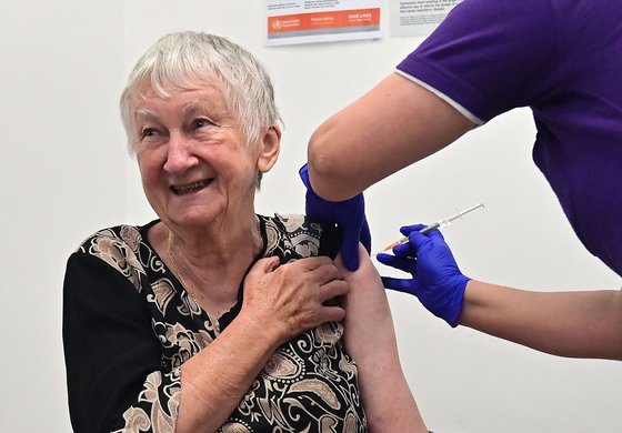 호주는 21일(현지시간)부터 화이자-바이오엔테크 코로나19 백신 접종을 시작했다. 호주 첫 접종자인 제인 말리시아크(84)가 시드니의 한 병원에서 주사를 맞고 있다. [AFP=연합뉴스]