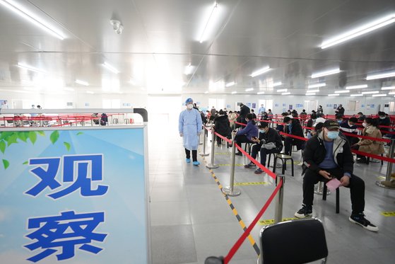 지난20일 중국 베이징의 한 코로나19 백신 접종소. 중국은 일찌감치 백신 접종에 나섰지만, 인구가 많아 2022년 후반에야 접종을 완료할 것이라고 EIU는 분석했다. [신화통신=연합뉴스]