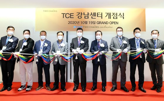 우리은행이 지난해 10월 서울 역삼동에 개설한 PCIB 1호점 ‘TCE강남센터’ 개점식을 열고 있다. 우리은행