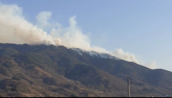 21일 오후 경남 하동군 악양면 미점리 야산에서 불이 나 연기가 퍼지고 있다. 경남소방본부 제공