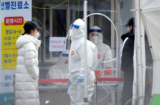 18일 대전의 한 보건소 코로나19 선별진료소에서 의료진이 방문한 시민들을 분주히 검사하고 있다. 프리랜서 김성태
