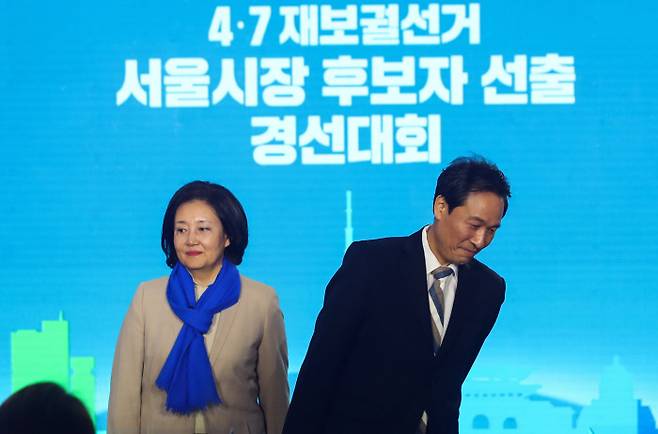 박영선(왼쪽), 우상호 더불어민주당 서울시장 예비후보가 21일 서울 성동구 레이어57 스튜디오에서 열린 ‘4.7 재보궐선거 서울시장 후보자 선출 경선대회’에서 포즈를 취한 뒤 자리로 돌아가고 있다. 연합뉴스