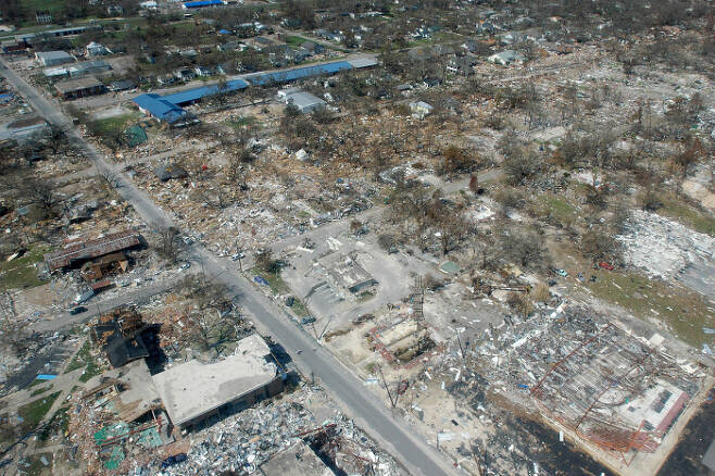 허리케인 ‘카트리나’가 강타한 직후인 2005년 9월 촬영된 미국 미시시피주 롱비치. 시청과 도서관 등 공공시설이 있던 거리의 건축물 대부분이 강풍으로 파괴됐다.  미국 연방재난관리청(FEMA) 제공