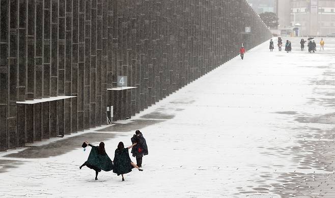 College commencement ceremony proceeds in a socially distanced manner at Ewha Womans University in Seoul. (Yonhap)