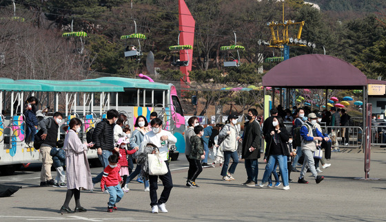 People flock to Seoul Grand Park, an amusement park and zoo in Gwacheon, Gyeonggi on Sunday, as temperatures hover over 15 degrees Celsius (59 degrees Fahrenheit), unusually high for February. [NEWS1]