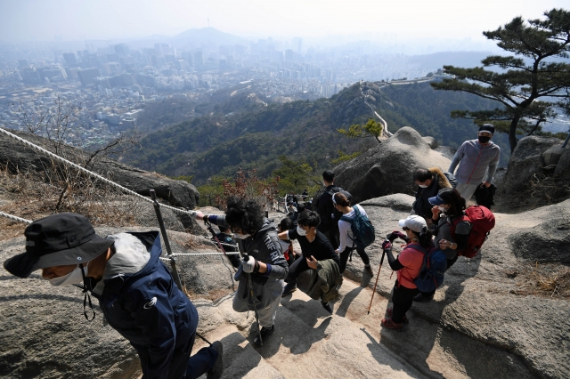 포근한 봄 날씨를 보인 21일 서울 인왕산을 찾은 시민들이 산을 오르고 있다.