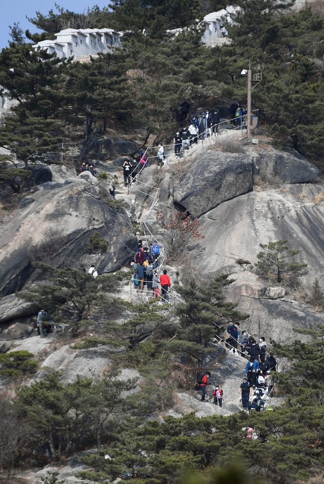 '등산로도 정체' 서울 인왕산 등산로가 오르고 내려가는 사람들이 몰려 긴 줄을 이루고 있다.