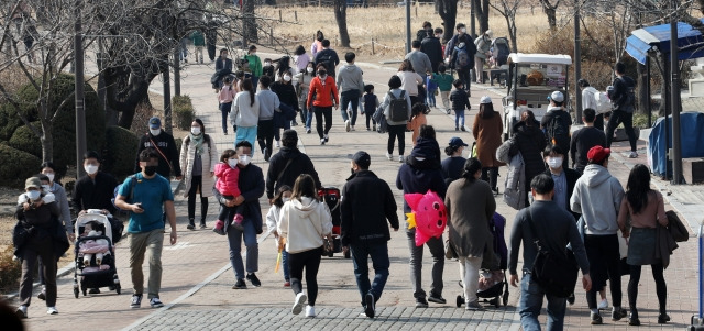 거리두기 완화 첫 주말인 21일 광진구 어린이 대공원이 나들이객으로 붐비고 있다. 연합